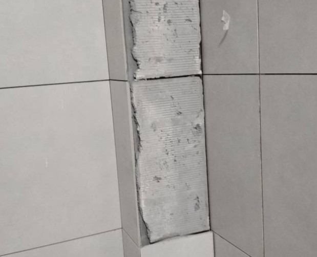 绵阳市瓷砖空鼓维修公司分享下瓷砖施工前基层浇水润湿程度不足，可能导致以下问题